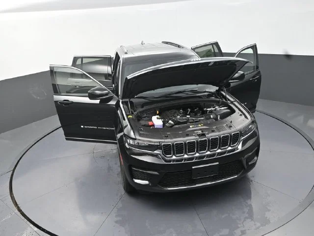 New 2026 Diamond Black Crystal Pearl-Coat Exterior Paint Jeep Laredo X image 31