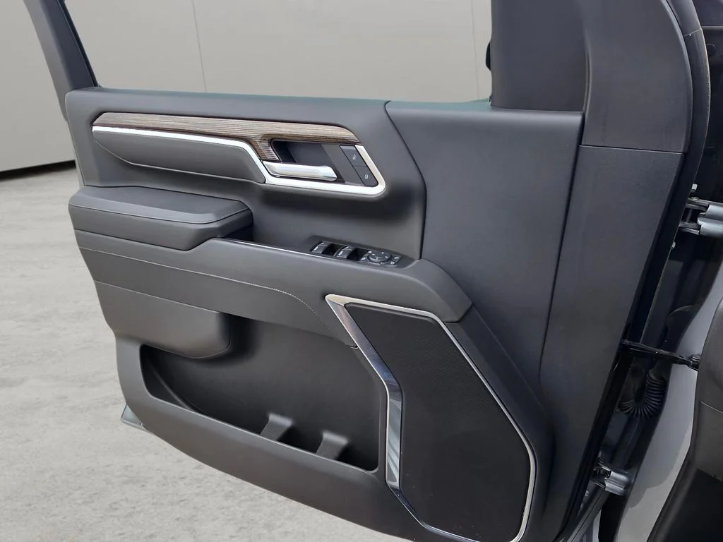Used 2025 Sterling Metallic GMC SLE image 15