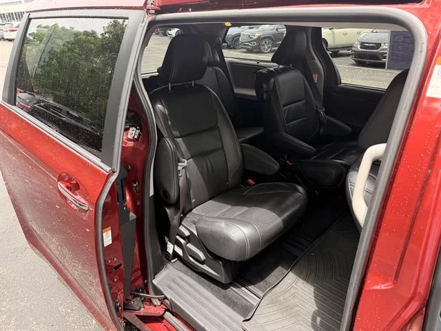 Used 2017 Salsa Red Pearl Toyota SE Premium 8-Passenger image 14