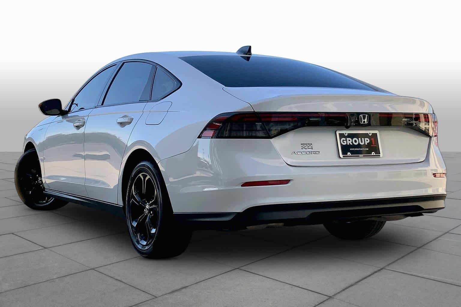 Used 2025 Platinum White Pearl Honda SE image 12
