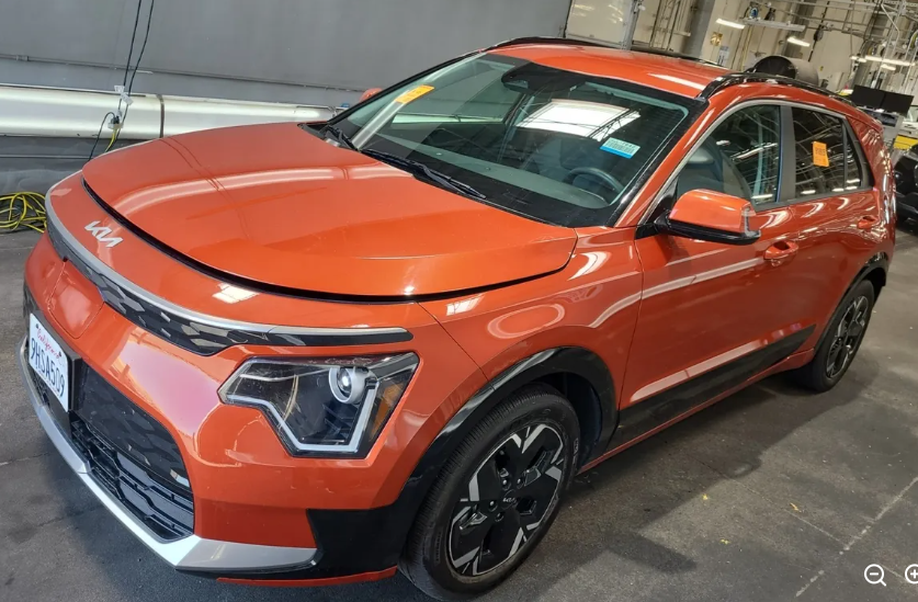 Used 2023 Red Kia Wind image 1