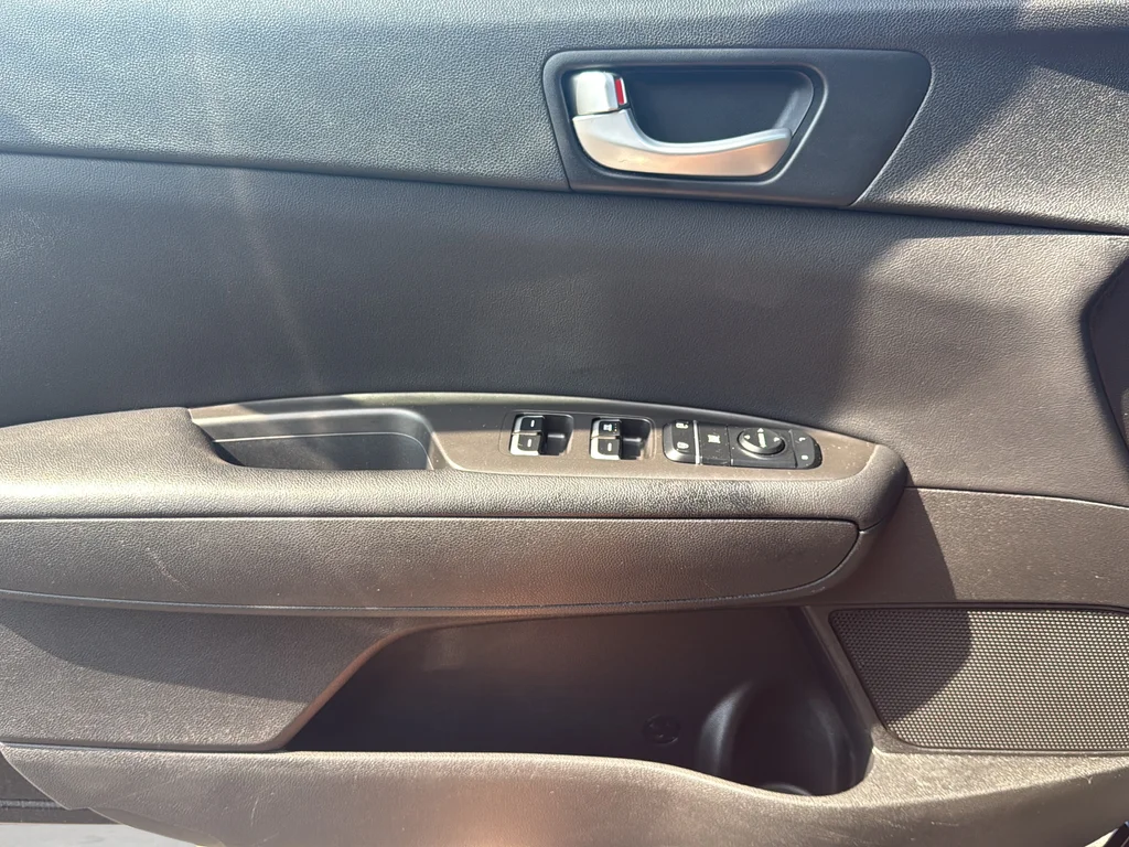 Used 2018 Black Kia S image 27