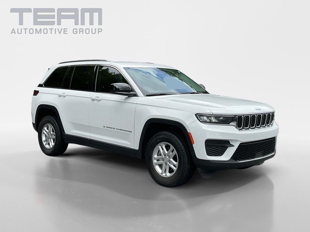Used 2023 White Jeep Laredo image 1