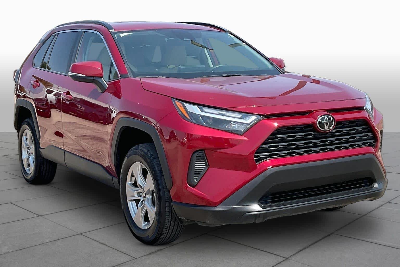 Used 2025 Ruby Flare Pearl Toyota XLE image 3