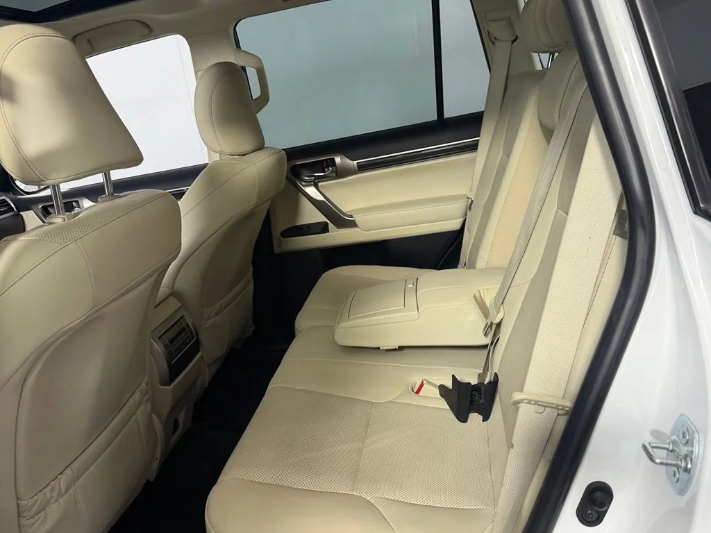 Used 2021  Lexus 460 image 24