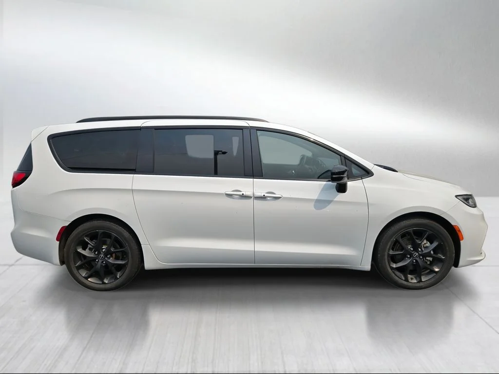 Used 2025 Bright White Clearcoat Chrysler Limited image 2