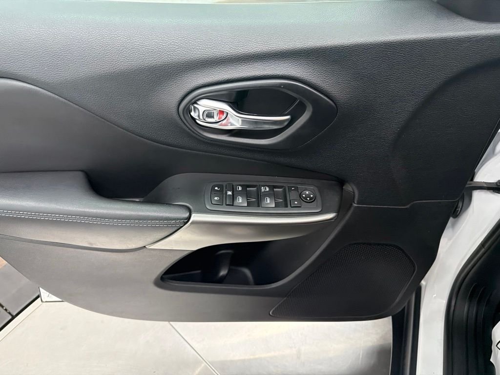 Used 2020 White Jeep Latitude image 18