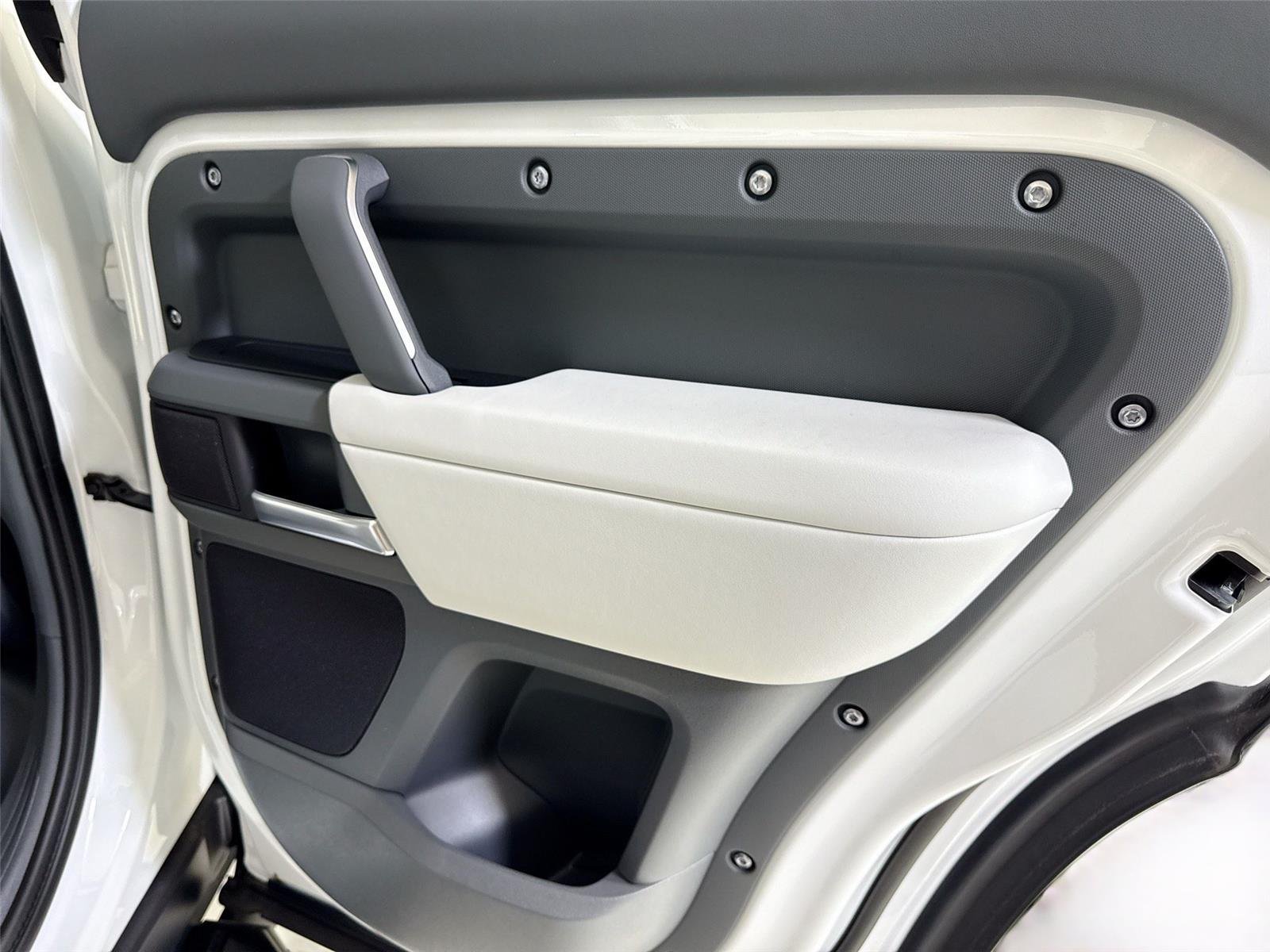 Used 2026 Fuji White Land Rover X-Dynamic SE | Urban Widetrack Build image 23