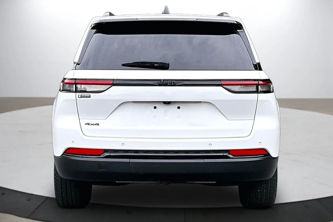 Used 2023 White Jeep Altitude X image 8
