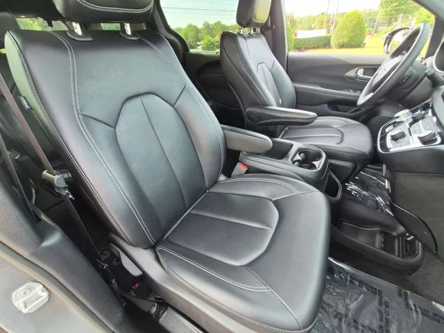 Used 2025 White Chrysler Select image 34