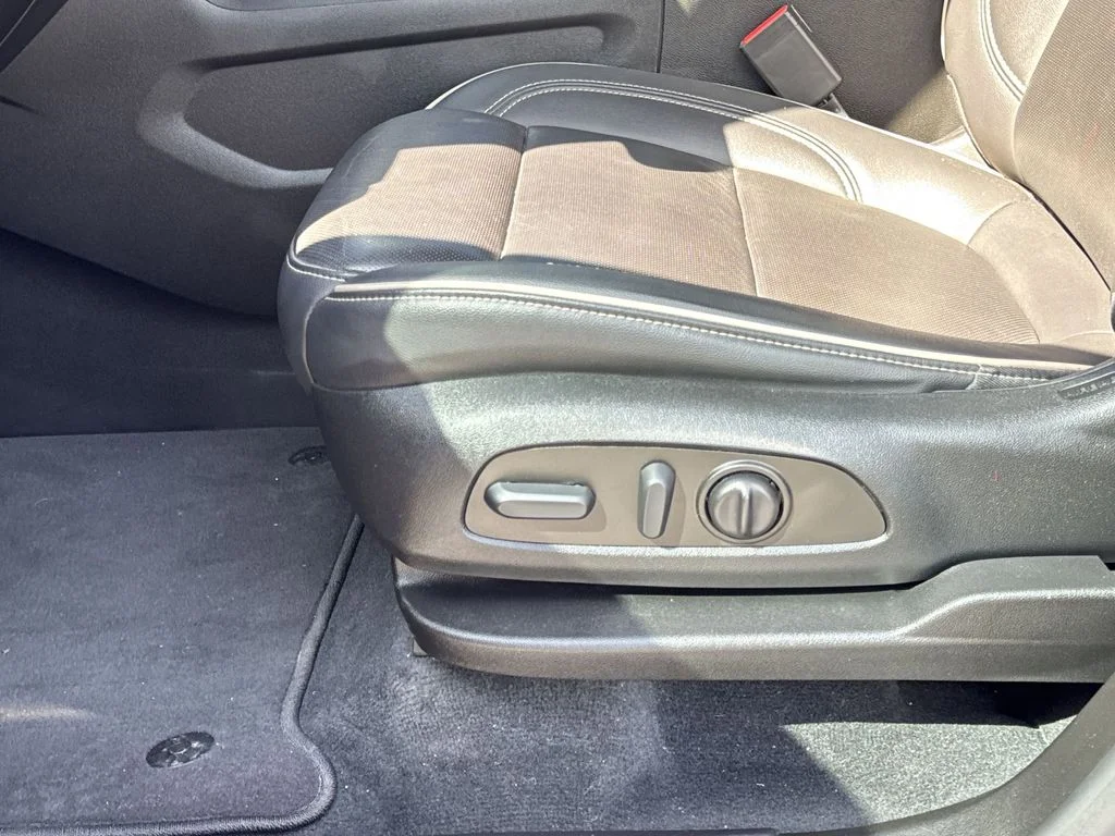 Used 2023 Red Chevrolet Premier image 19