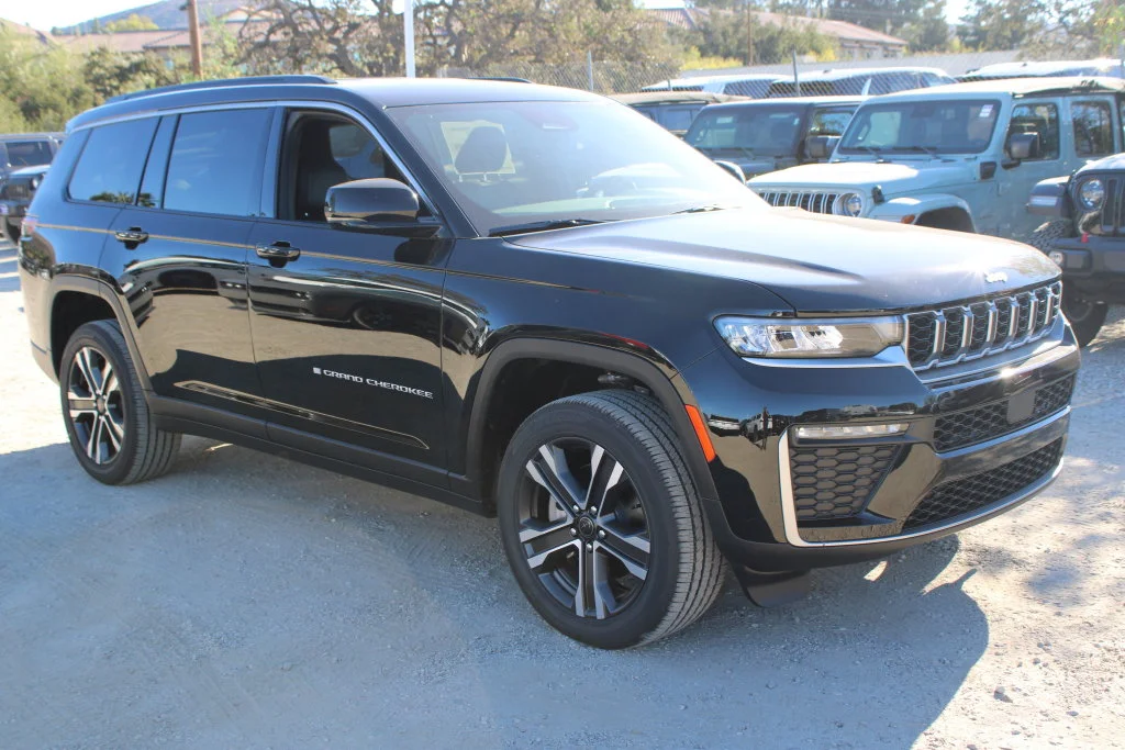 New 2027 High-Gloss Black Paint Jeep Limited image 3