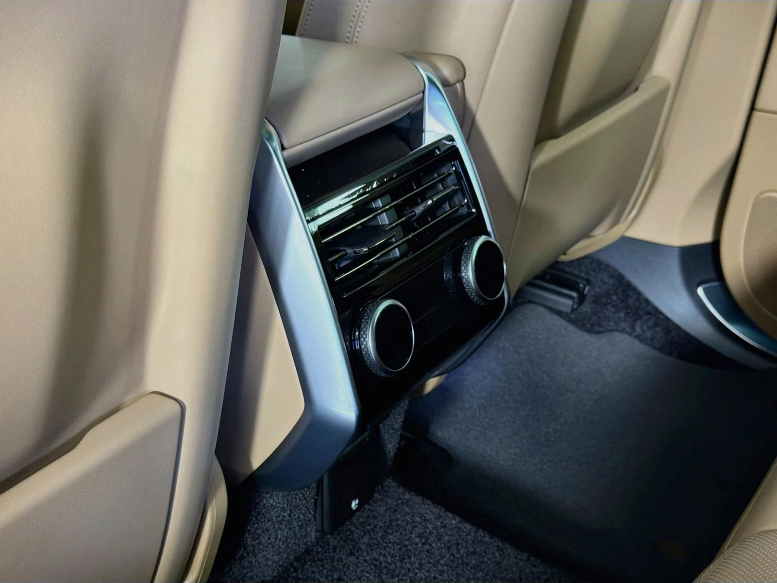 New 2026 Belgravia Green Land Rover SE image 28