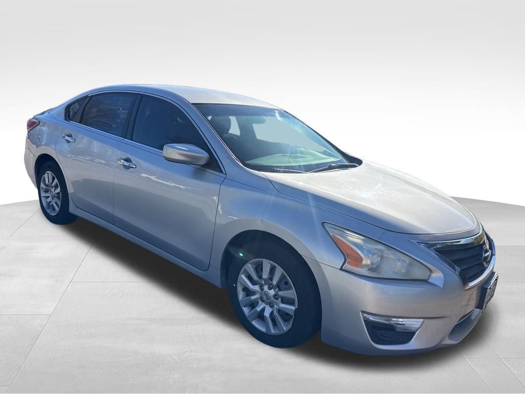 Used 2014 Silver Nissan 2.5 S image 2