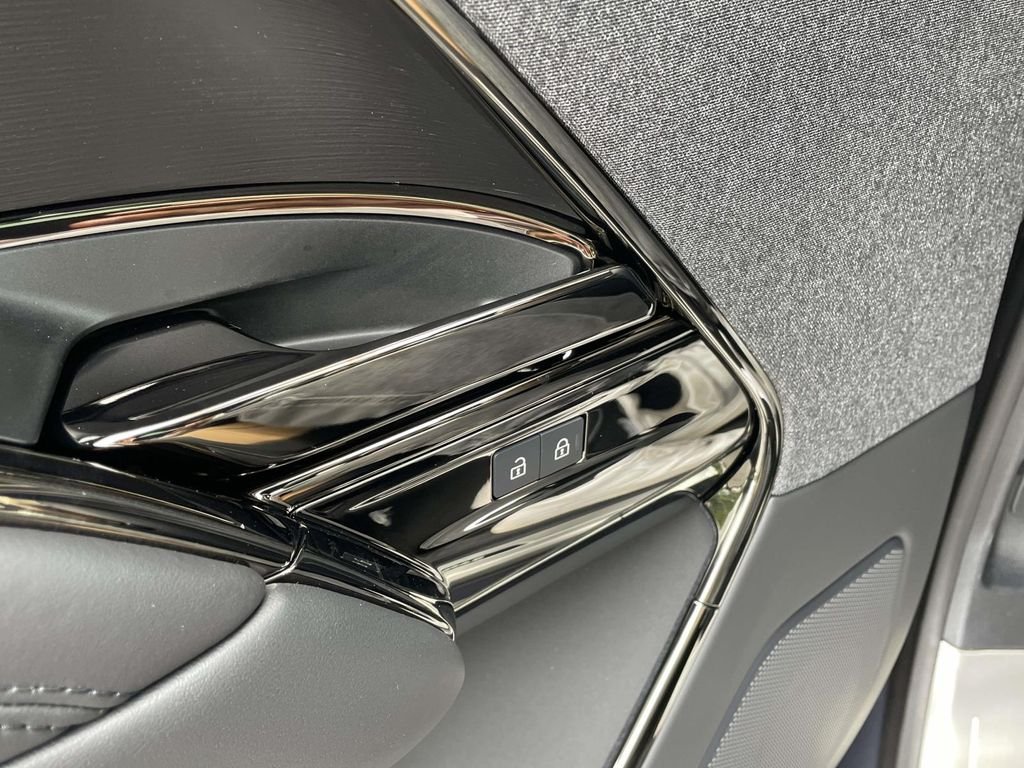New 2026 Varesine Blue Land Rover Dynamic SE image 33