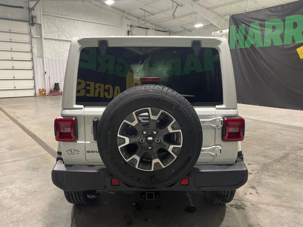 New 2026 Bright White Clear-Coat Exterior Paint Jeep Sahara image 6