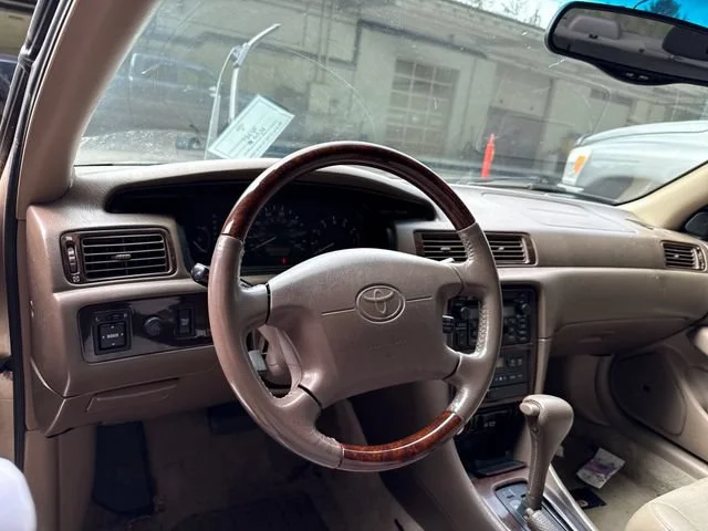 Used 2001  Toyota LE image 16