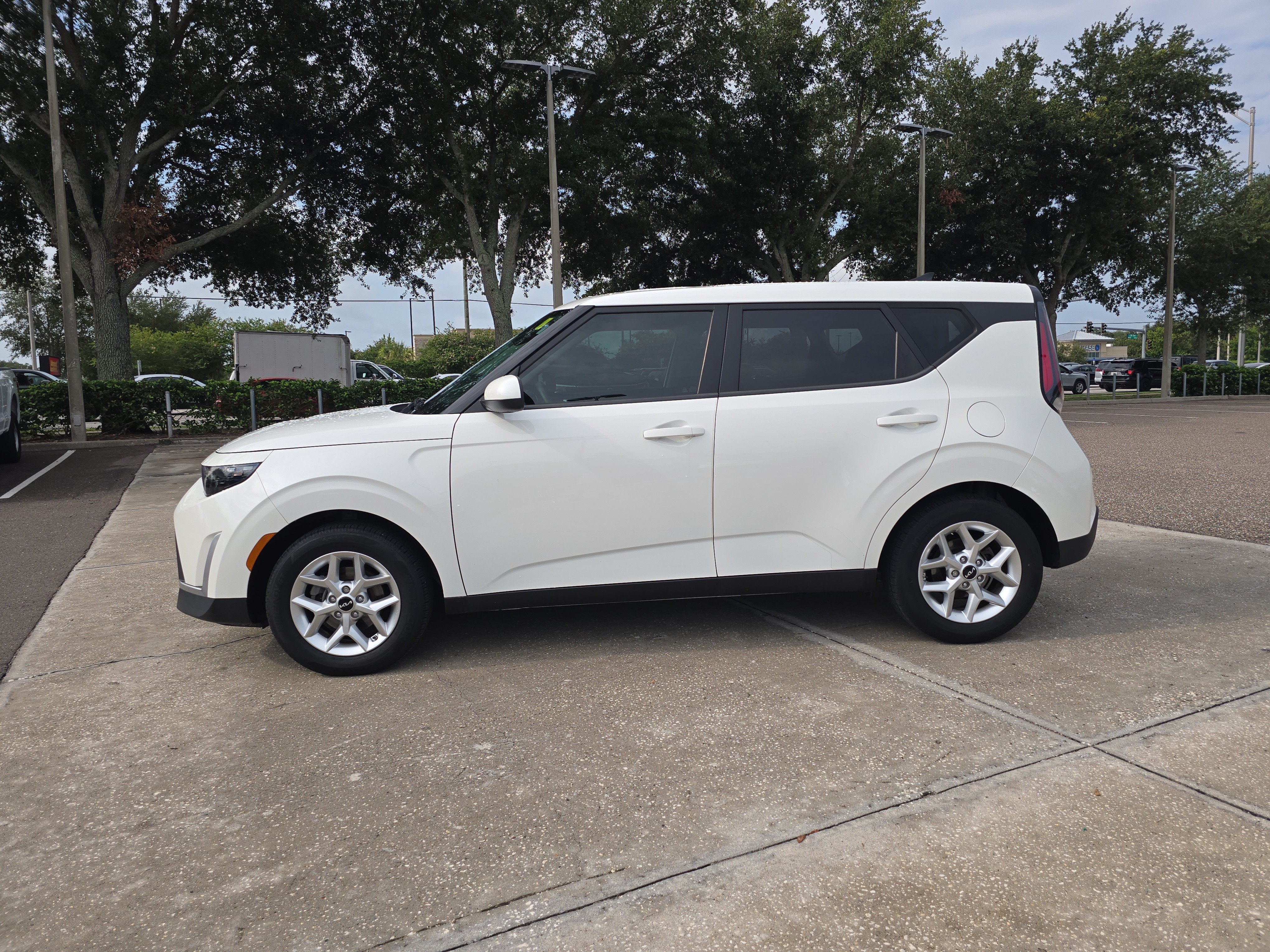 Used 2024 Snow White Pearl Kia LX image 5