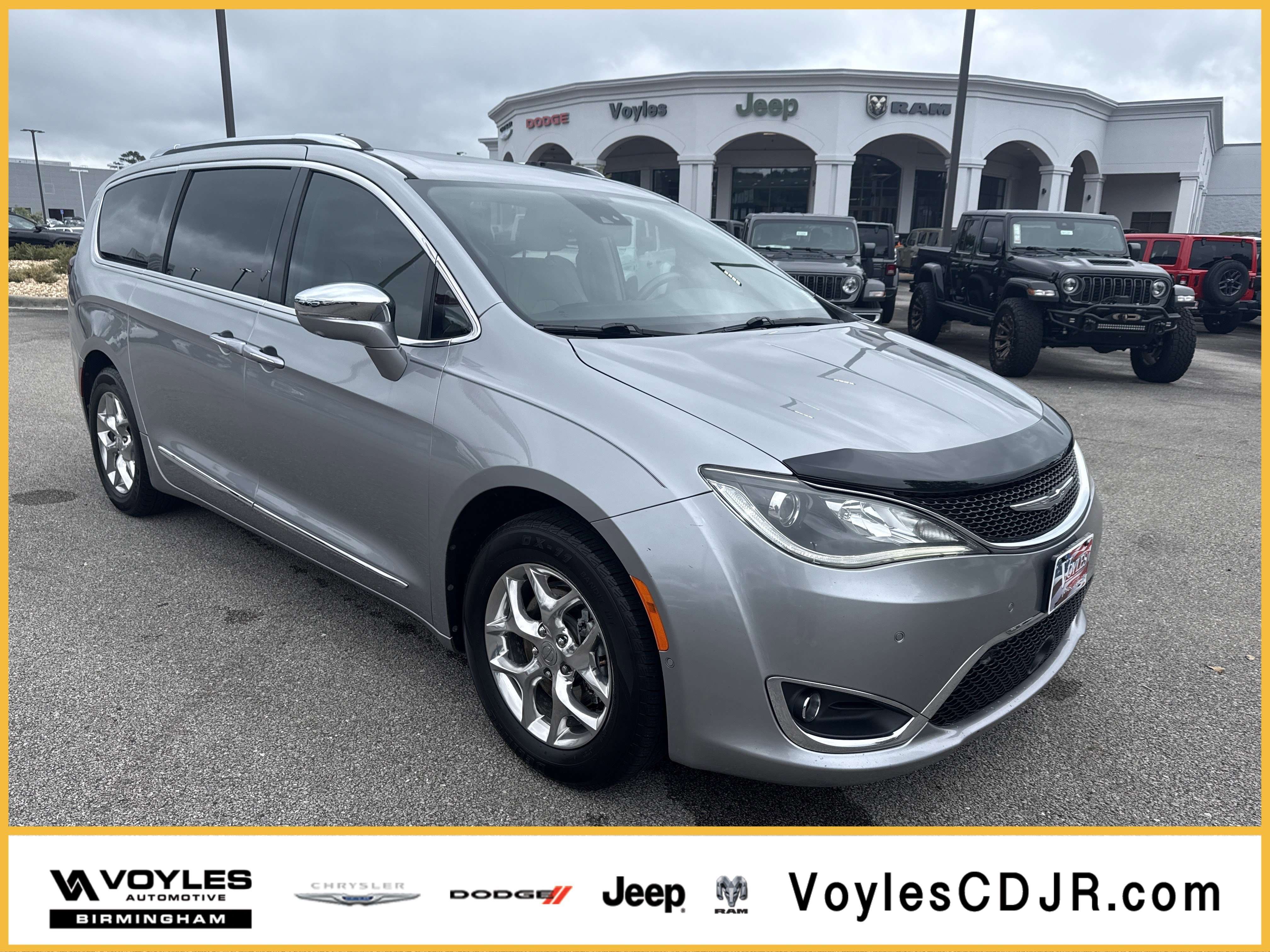 2017 Chrysler Pacifica Limited's photo
