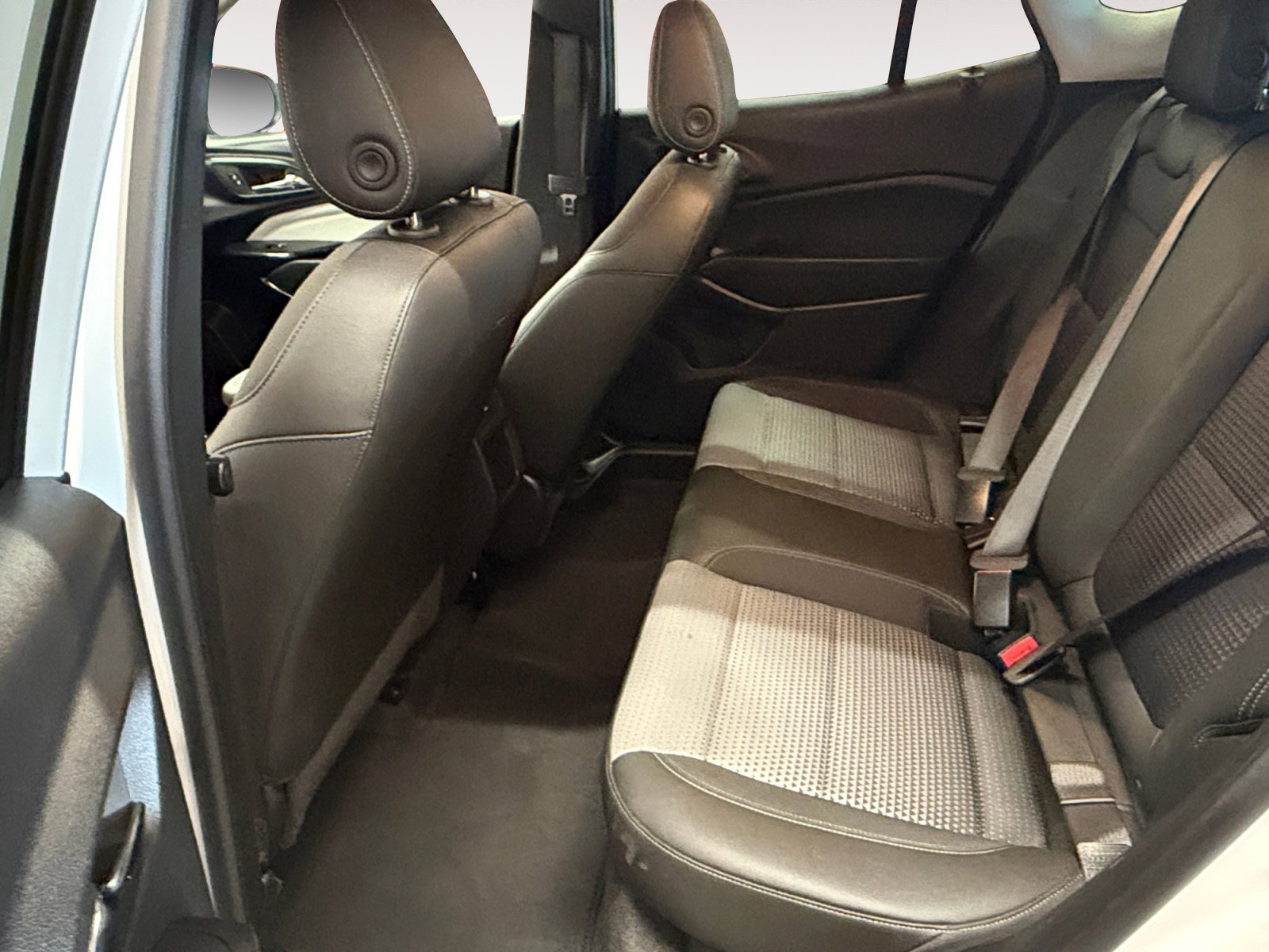 Used 2025 Summit White Chevrolet LT image 22