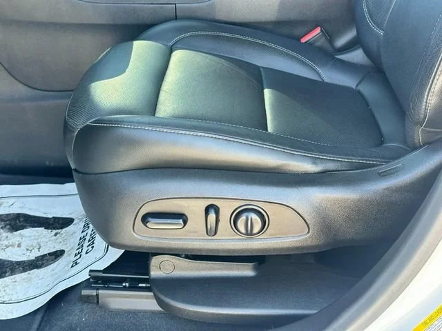 Used 2019 SUMMIT WHITE GMC SLT image 19