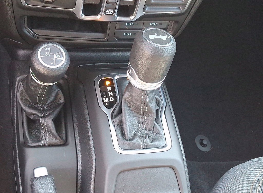 Used 2025  Jeep Sport S 4xe image 10