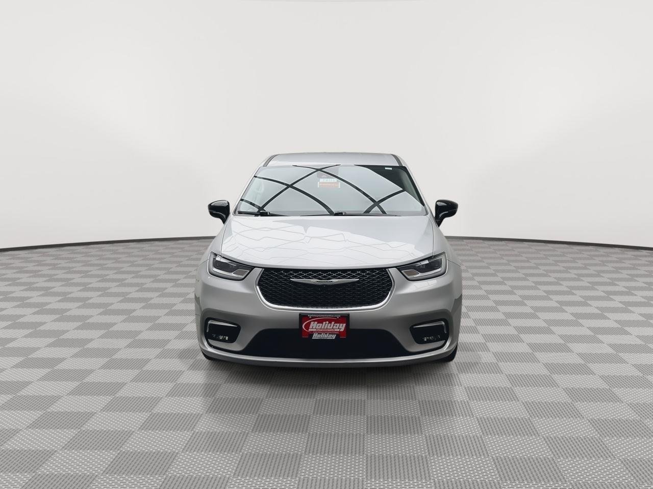 Used 2024 Silver Mist Clearcoat Chrysler Touring L image 33