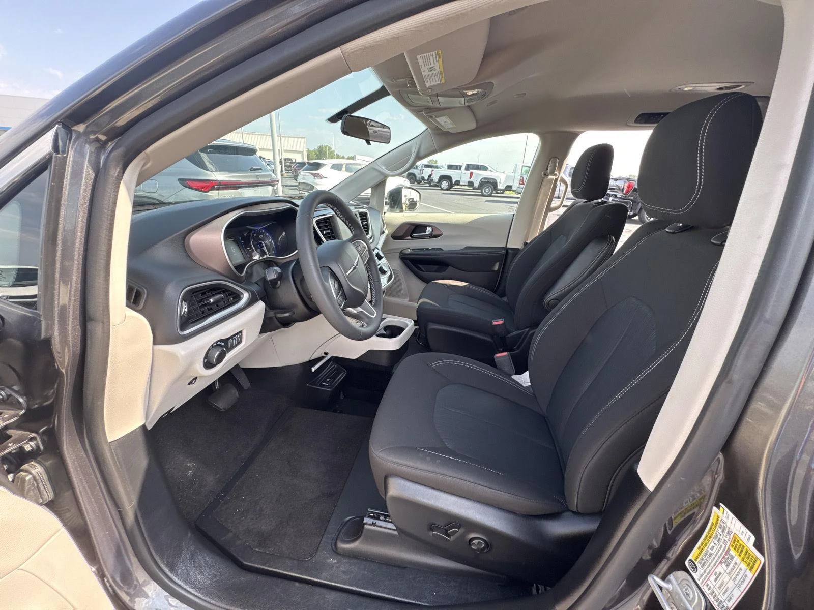 Used 2022 Granite Crystal M Chrysler LX image 6