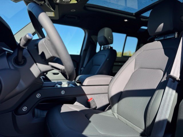 New 2026 Santorini Black Land Rover X-Dynamic SE image 13