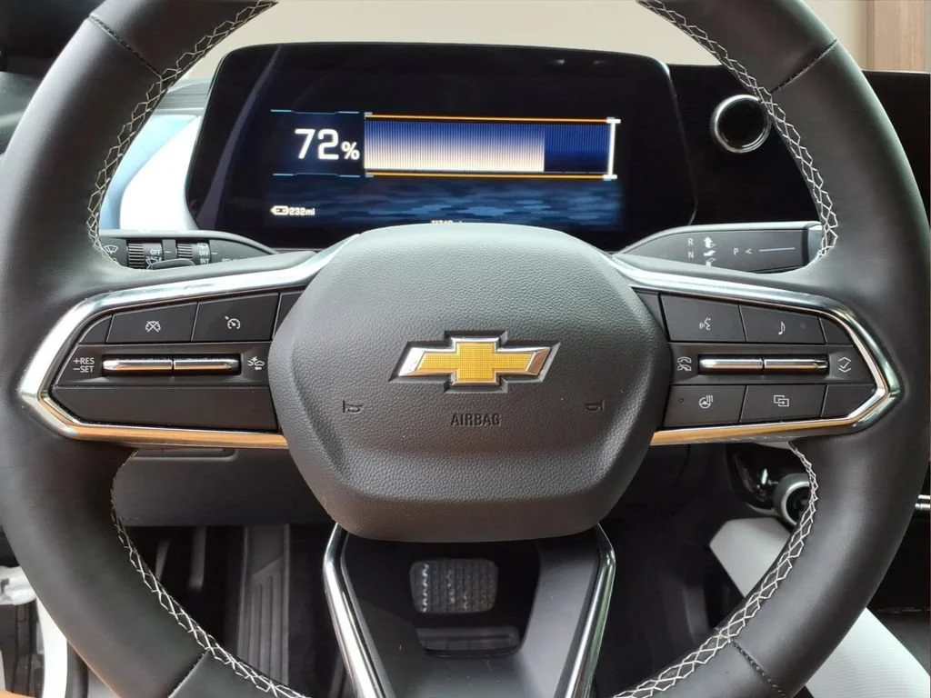 Used 2025 Summit White Chevrolet LT image 11