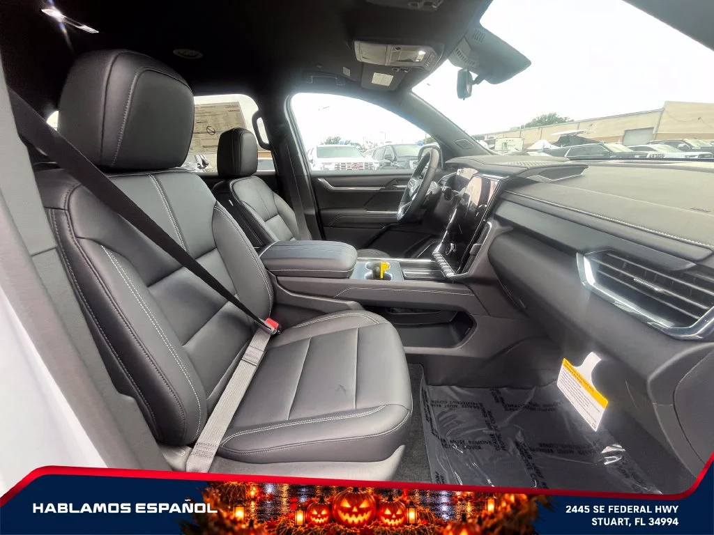 New 2027 Glacier White Tricoat GMC Elevation image 21