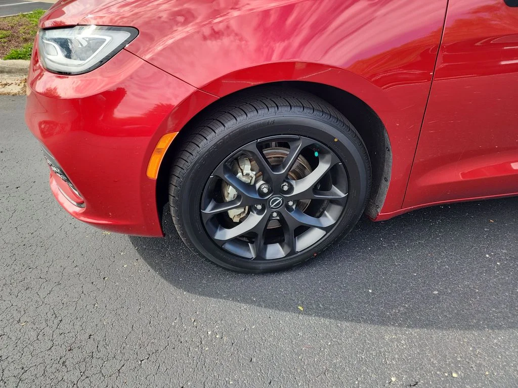 Used 2025 Red Chrysler Limited image 30