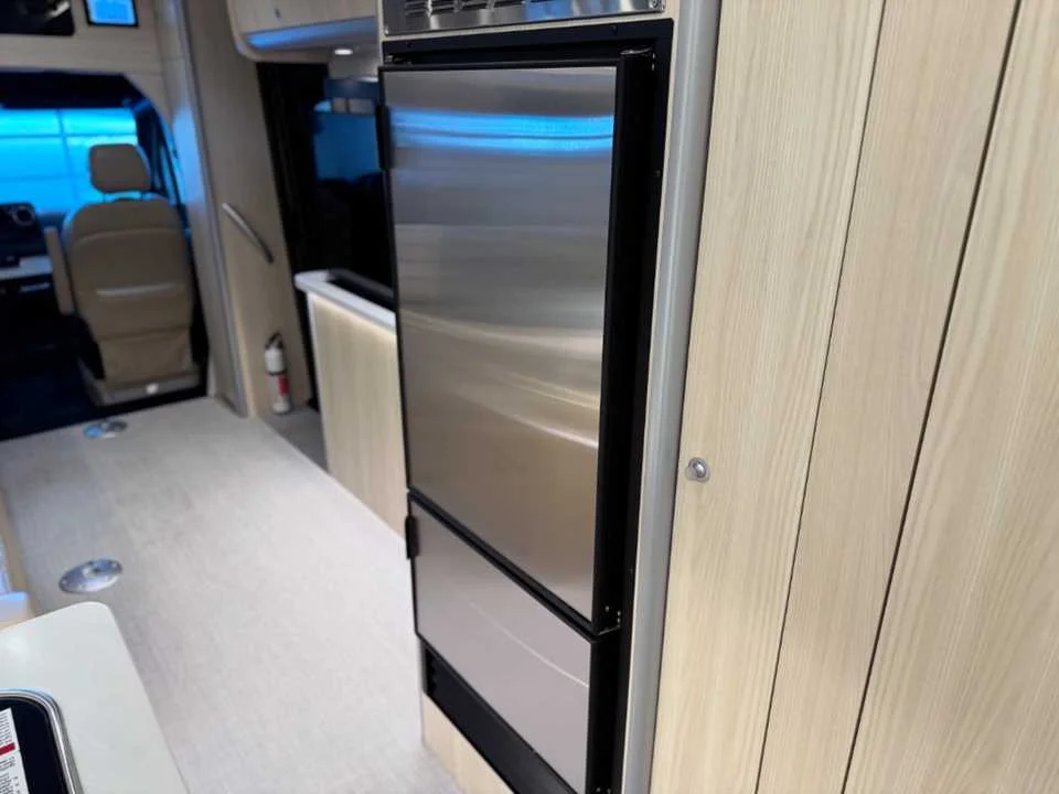 New 2025 Hightech Silver Premium Metallic AIRSTREAM  image 25