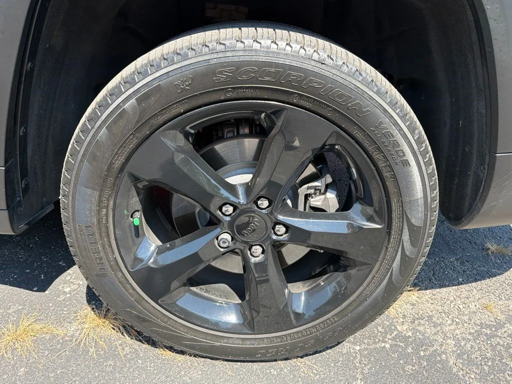 Used 2024 Metallic Jeep Limited image 9