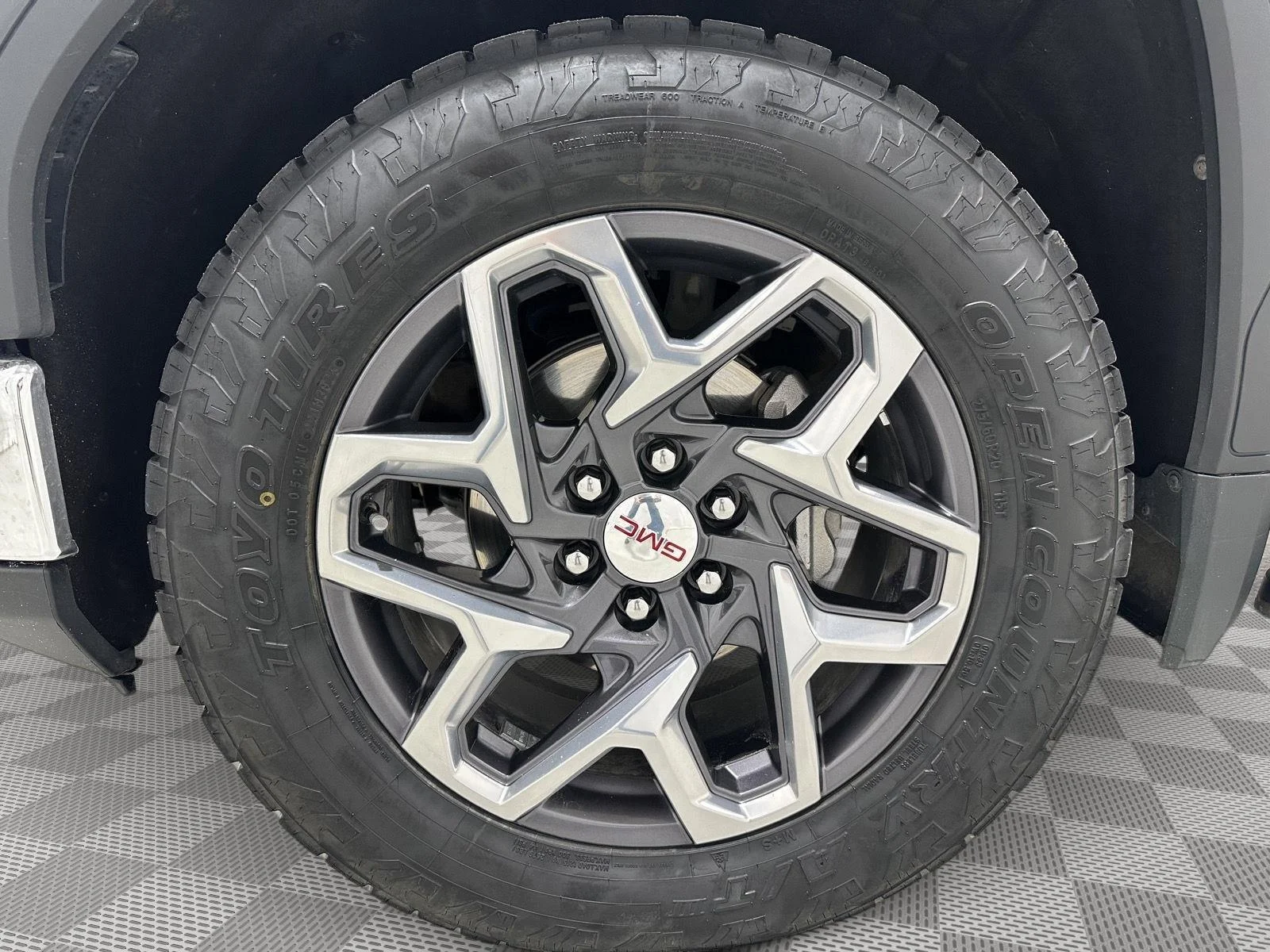Used 2023 WHITE FROST TRICOAT GMC SLT image 31