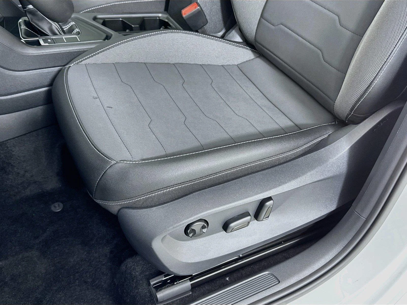 New 2027 Pure White w/Deep Black Roof Volkswagen SE Black image 18