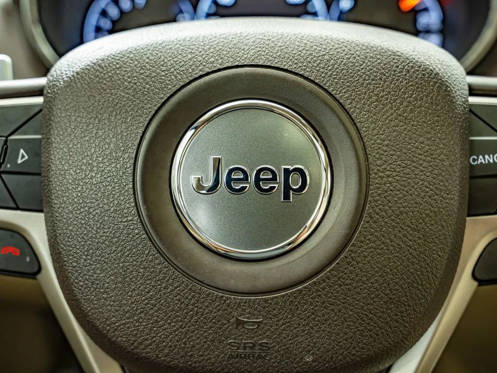 Used 2015 Billet Silver Metallic Clearcoat Jeep Overland image 23