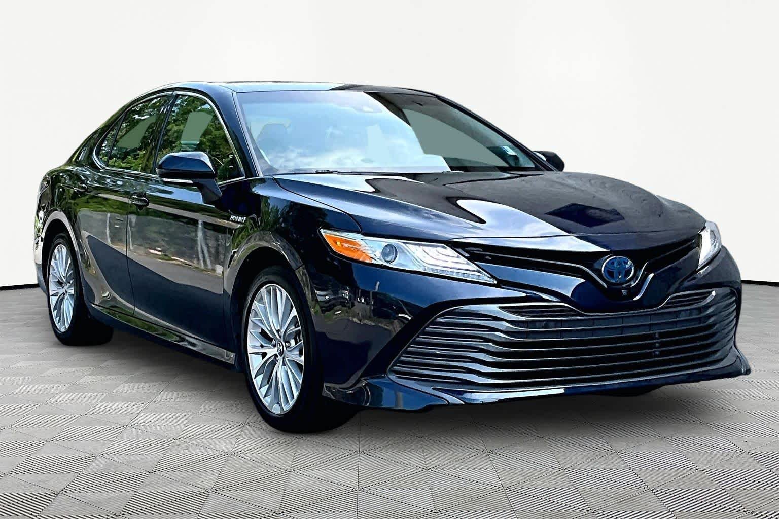 Used 2018 Galactic Aqua Mica Toyota Hybrid XLE image 3