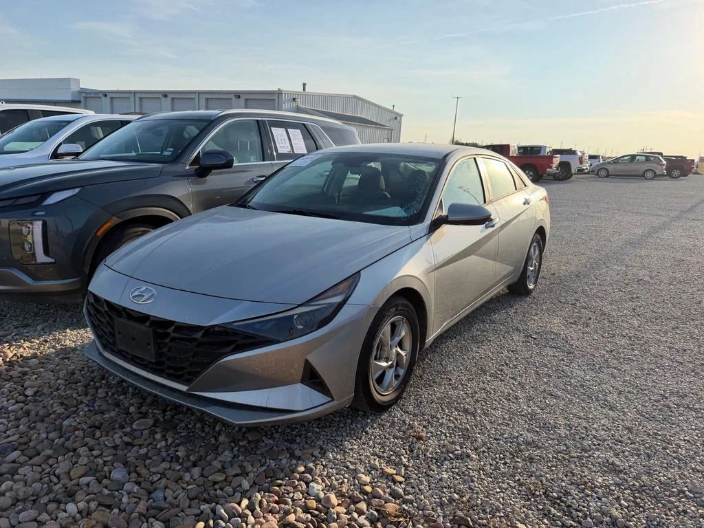 Certified Used 2021 Silver Hyundai SE image 2