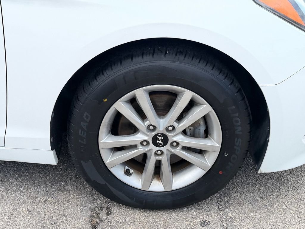 Used 2015 White Hyundai SE image 9
