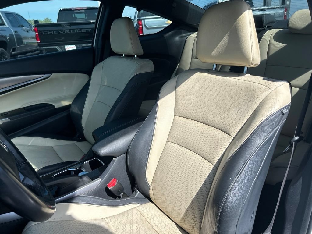 Used 2017 White Honda EX-L image 17