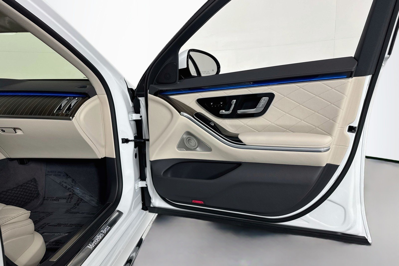 New 2026 MANUFAKTUR Moonlight White Metal Mercedes-Benz S 580e 4MATIC® Sedan image 24
