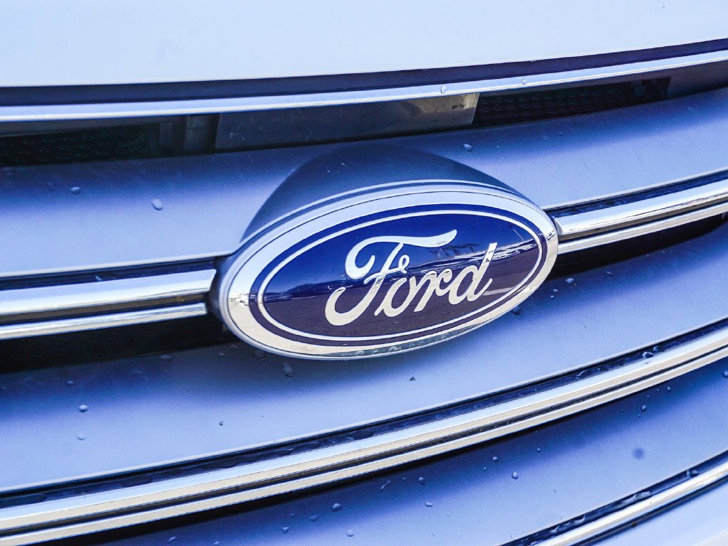 Used 2018 Oxford White Ford SEL image 11