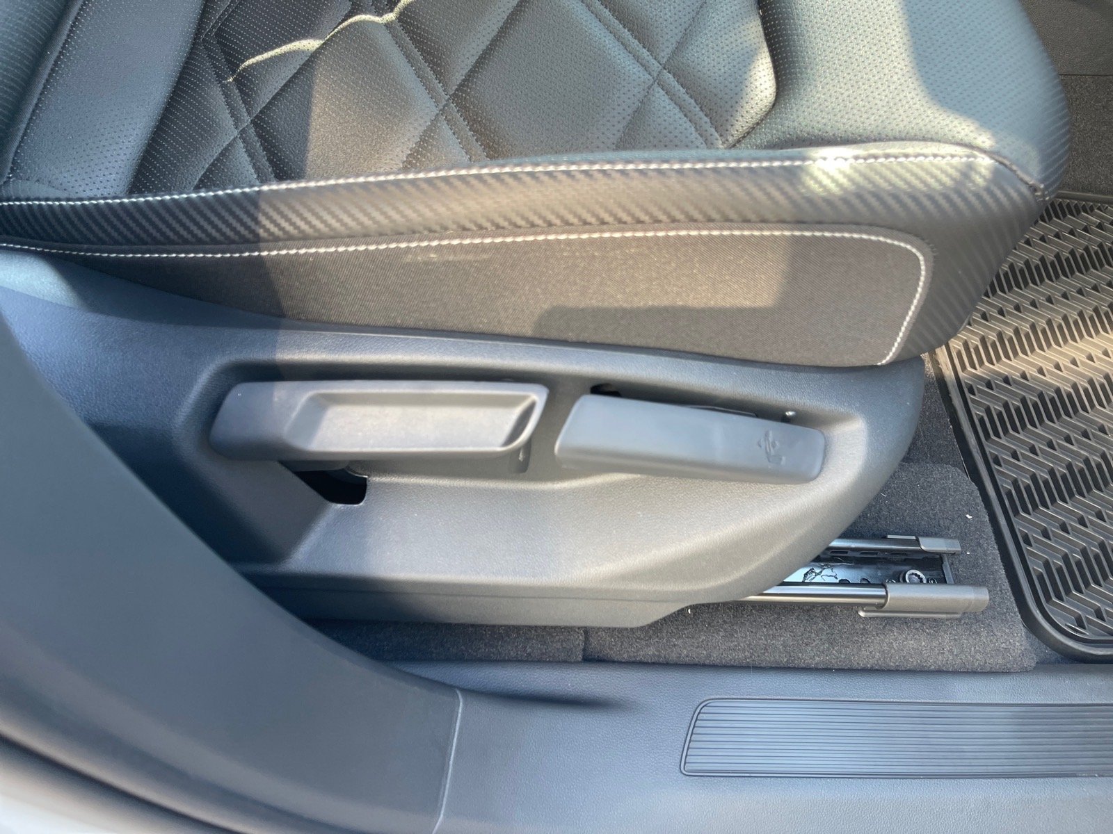New 2026 Opal White Pearl Volkswagen SE image 17