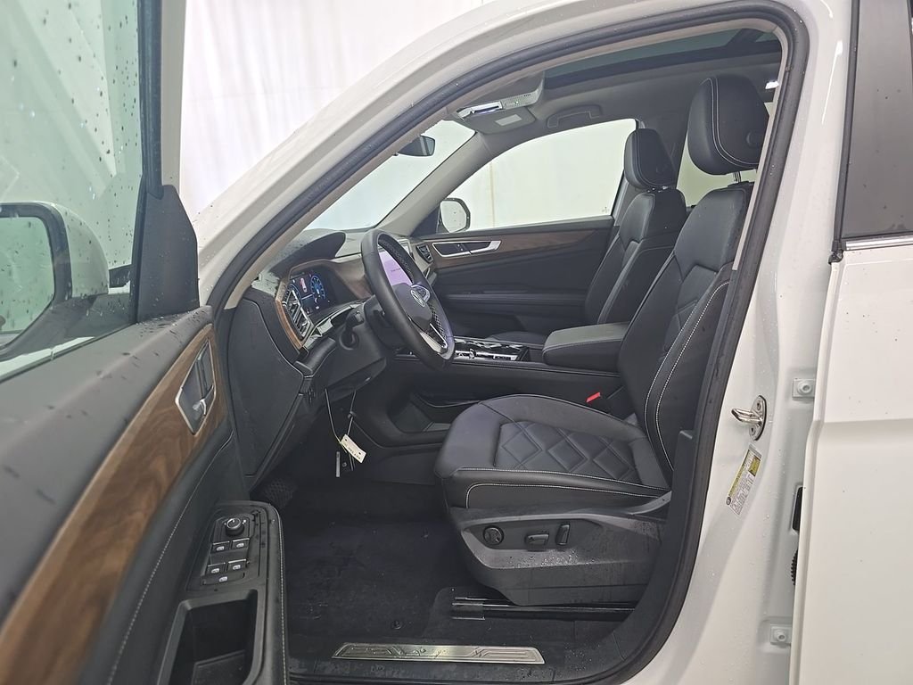 Used 2025 White Volkswagen 2.0T SE w/Technology image 5