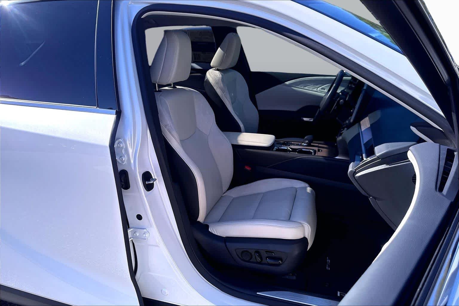 Used 2024 Eminent White Pearl Lexus Luxury image 9
