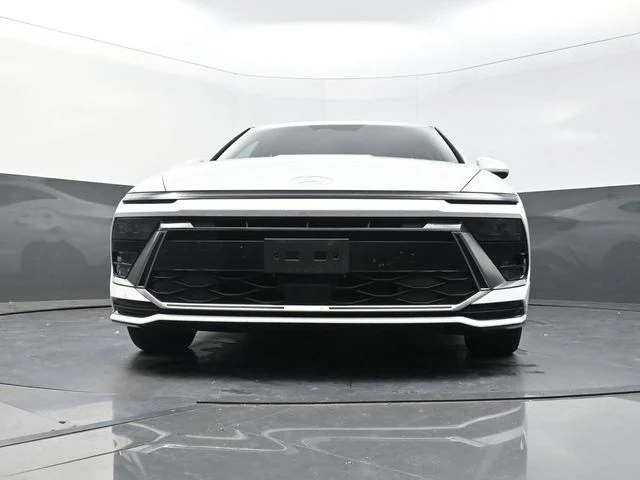 Used 2025 White Hyundai SEL image 32
