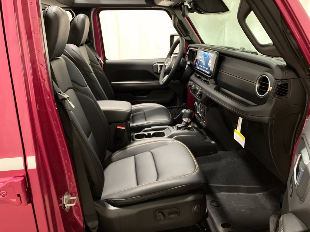 New 2026 Tuscadero Pearl-Coat Exterior Paint Jeep Sahara image 24