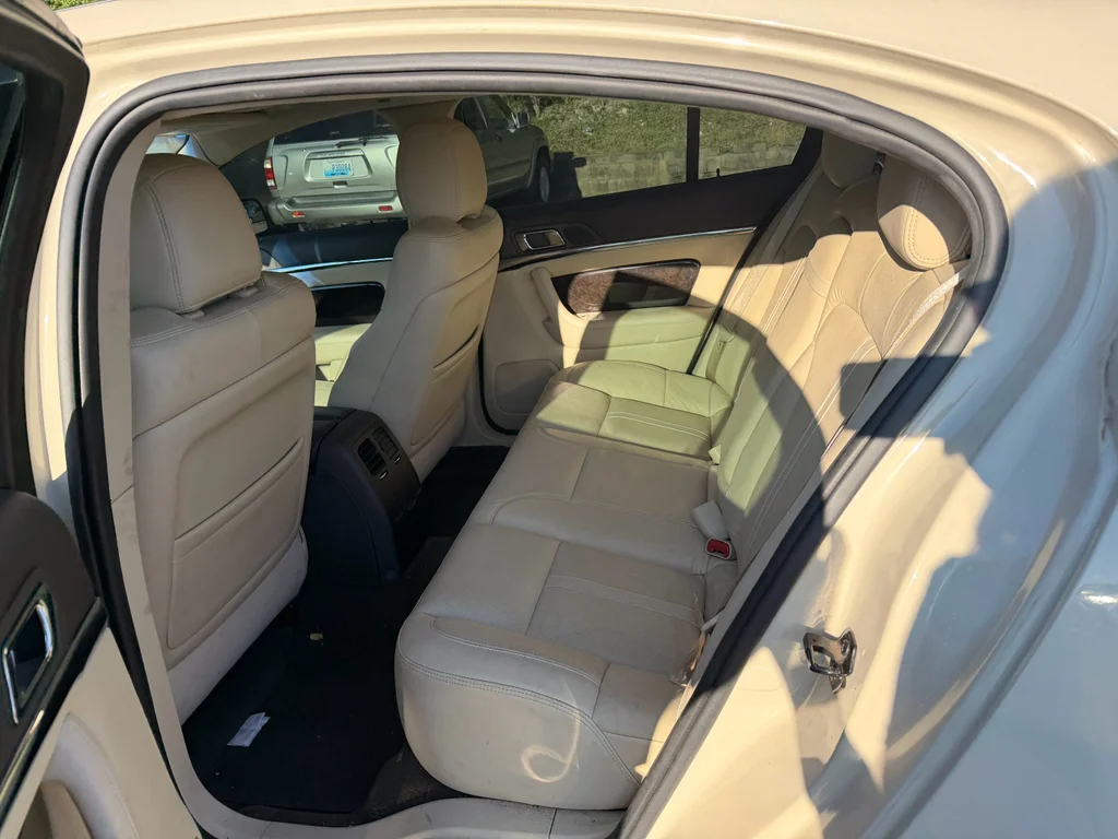 Used 2016 Platinum Dune Metallic Tri-Coat Lincoln Base image 6