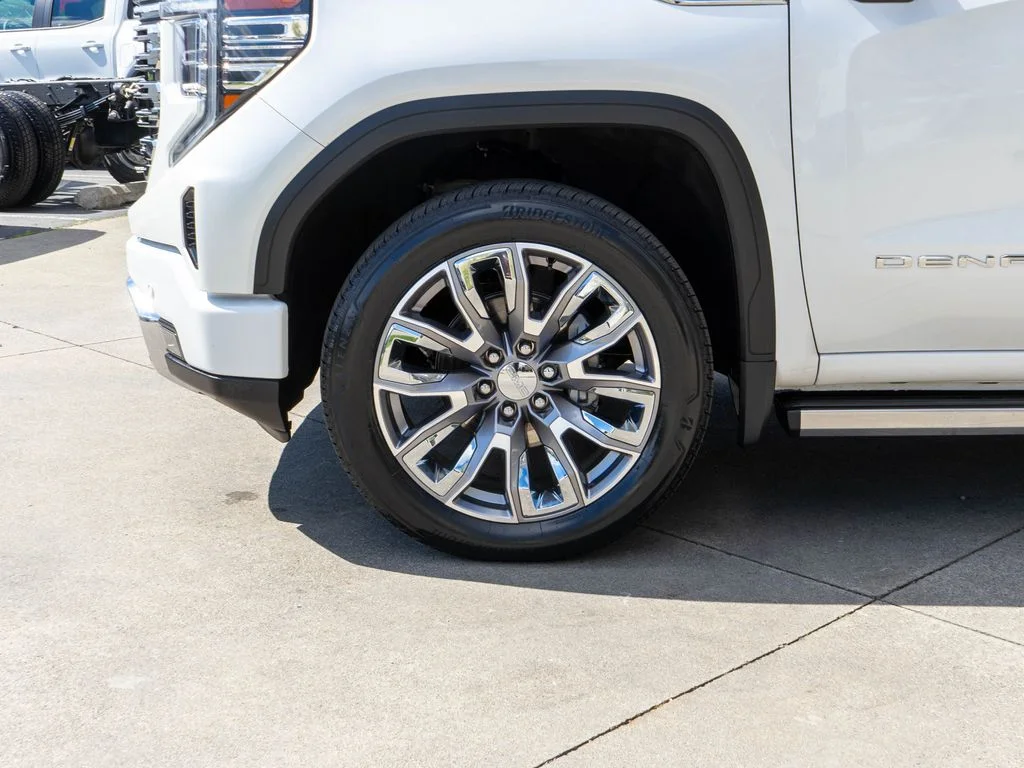 Used 2024 White GMC Denali image 32